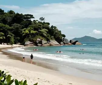 Descubra a Encantadora Praia do Cantinho em Bombinhas Descubra a Encantadora Praia do Cantinho em Bombinhas