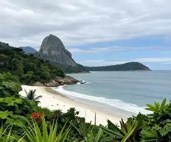 Descubra a Praia da Santa em Bombinhas: Um Paraíso Escondido