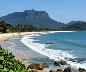Descubra a Praia de Zimbros em Bombinhas: Um Refúgio Natural Descubra a Praia de Zimbros em Bombinhas: Um Refúgio Natural