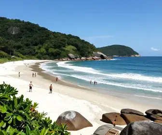 Descubra a Praia do Buraco Quadrado: Um Paraíso Escondido em Bombinhas