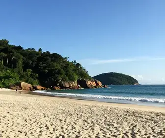 Descubra a Praia do Retiro dos Padres em Bombinhas: Um Paraíso Natural