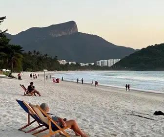 Descubra Bombinhas: um Guia de Viagem para Idosos Descubra Bombinhas: um Guia de Viagem para Idosos