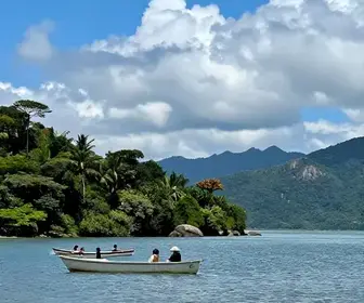 Descubra os Melhores Passeios de Barco em Bombinhas