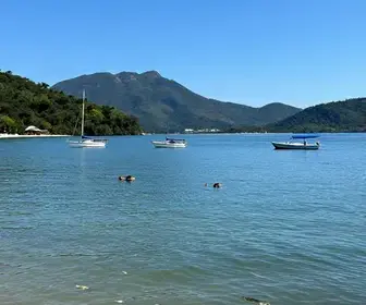 Explore a Encantadora Baía de Zimbros em Bombinhas – SC Explore a Encantadora Baía de Zimbros em Bombinhas - SC